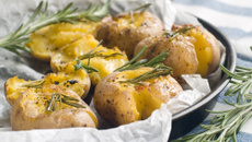 Batatas de forno com manteiga