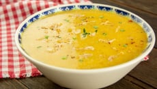 Caldo de mandioca com frango e bacon cremoso que não fica ralo