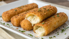 Palitos de mussarela empanados