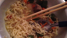 Macarrão com caldo de legumes