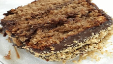 Bolo de amendoim trufado da Tetê