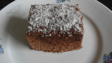 Bolo de achocolatado com calda e coco ralado
