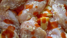 Frango assado suculento com batatas