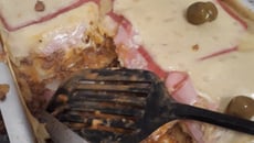 Lasanha bolonhesa da Thailania e do Junior