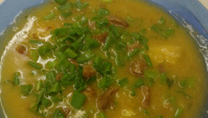 Caldo de mandioca com carne