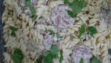 Macarrão com linguiça calabresa e creme de leite