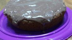 Bolo de chocolate na panela de pressão elétrica