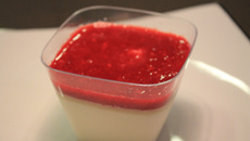 Panacota com coulis de frutos silvestres