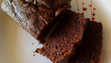 Bolo de chocolate com banana e coco