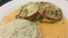 Frango com rúcula à strogonoff no forno