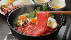 Sukiyaki de carnes e cogumelos