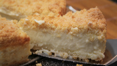 Torta cremosa com farofa crocante