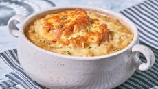 Sopa de cebola francesa: receita cremosa com pão e queijo gratinado
