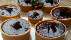 Tortinhas de ganache de chocolate com geleia de amora