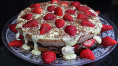 Naked cake com brigadeiros e frutas