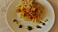Penne com ragu de linguiça