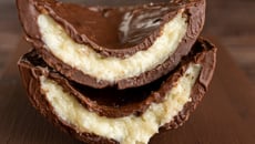 Ovo de Páscoa recheado com trufa branca