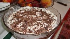 Taça de chocolate, bolachas e chantilly