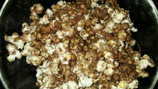 Pipoca com calda de chocolate