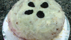 Bolo fofo com cobertura cremosa de coco