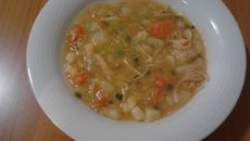 Sopa de frango desfiado com legumes