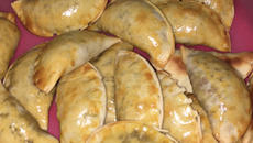 Pastel de carne com queijo assado