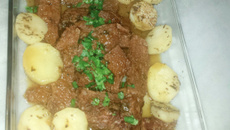 Carne na panela de pressão com cebola