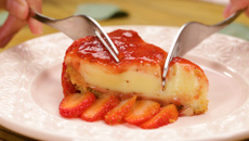 Torta de chocolate branco com calda de morango