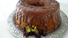 Bolo de frutas com cobertura de chocolate