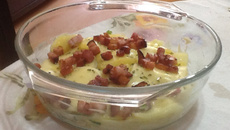Batata gratinada com creme de queijo e bacon