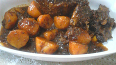 Carne assada com batatas douradas