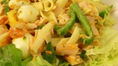 Salada de macarrão e peito de peru