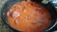 Salsichão ao molho vermelho