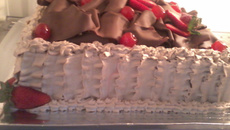 Bolo trufado com morangos