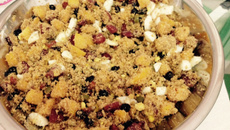 Chester e farofa com pêssegos