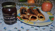 Panqueca de maçã com geléia de amora