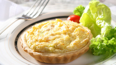Miniquiche de alho poró e bacalhau