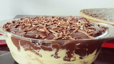 Panetone de sorvete com calda de chocolate