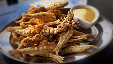 Manjuba ou manjubinha à pururuca acompanhado de molho de mostarda