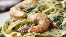 Macarrão com bacon e camarão ao alfredo