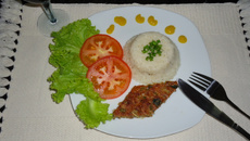 Bolo de carne moída com espinafre