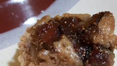 Bolo de mel com figos caramelizados