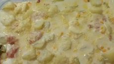 Coxa e sobre coxa de frango assada com ratatouille e batata duquese