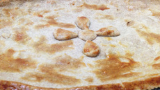 Torta saborosa de brócolis, bacon e ricota