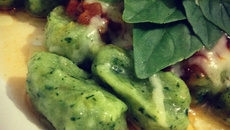 Nhoque de espinafre e baroa com molho à bolonhesa vegetariano