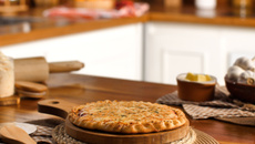 Pizza de pão de alho na frigideira 