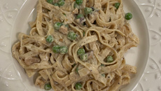 Molho branco com bacon e ervilhas