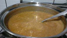 Caldo de feijão com frango e bacon