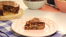 Bolo brownie com cookie