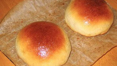 Pão de batata recheado com requeijão